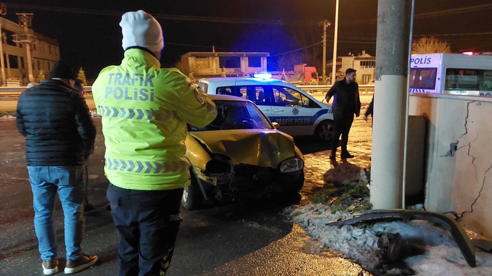 Samsun’da direğe çarpan otomobilin sürücüsü yaralandı