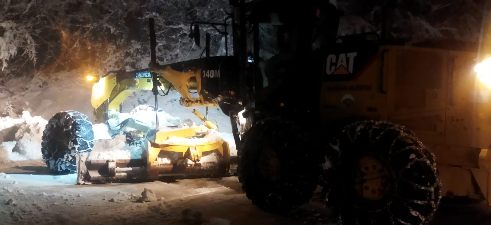 Samsun’da mahsur kalan araçları belediye ekipleri kurtardı
