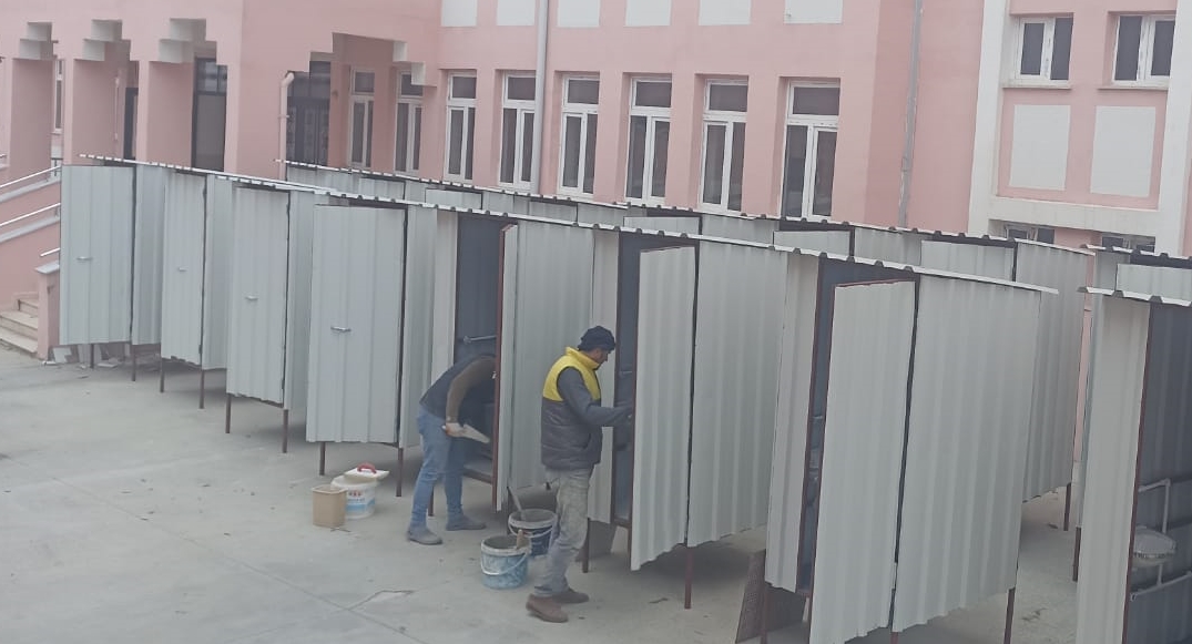 Samsun’da meslek liseleri depremzedelere seyyar tuvalet üretiyor