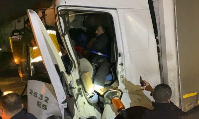 Samsun’da tırla çarpışan kamyonun sürücüsü sıkıştığı yerden kurtarıldı