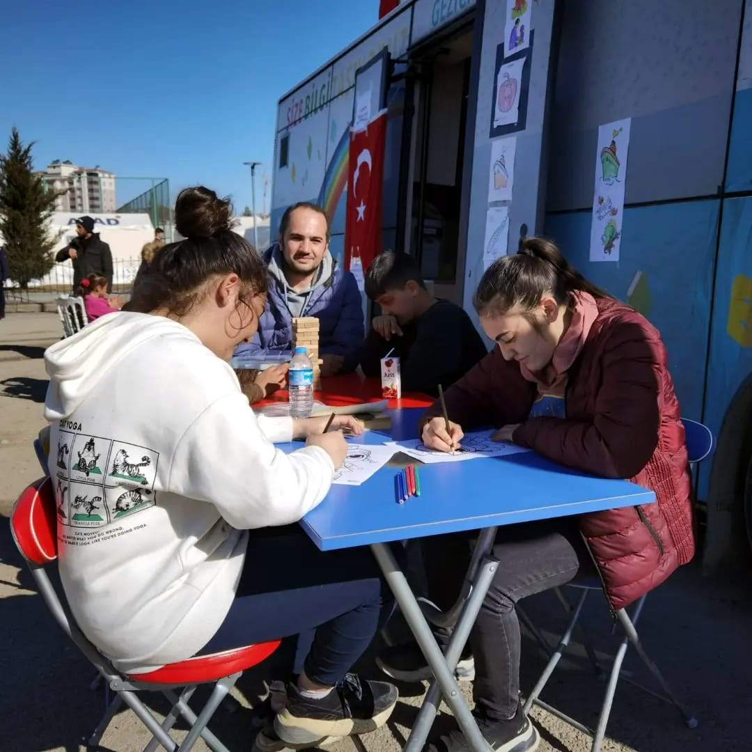 Sinop Gezici Kütüphane deprem bölgesinde çocuklara yönelik etkinlikler yapıyor