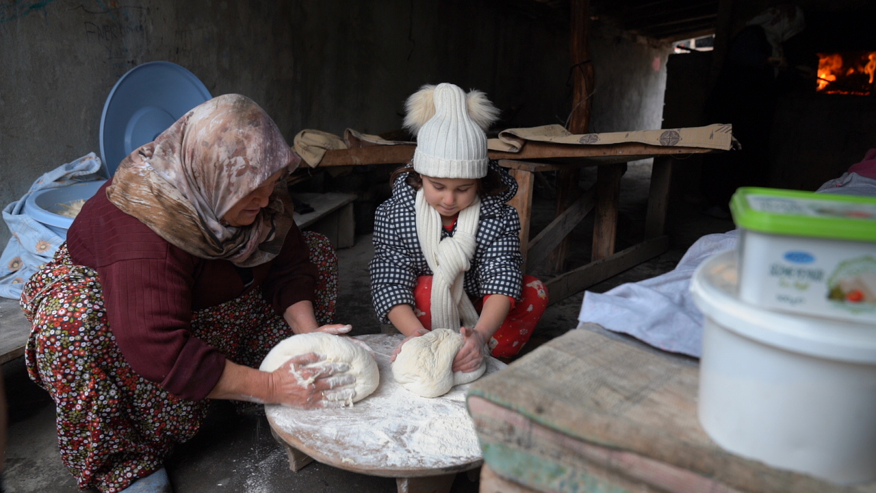 Tokat’ta kadın ve çocuklar depremzedeler için ekmek pişirdi