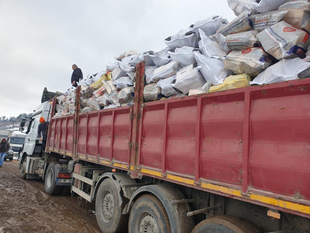 Tokat’tan deprem bölgesine 40 tır odun ve 500 soba gönderildi