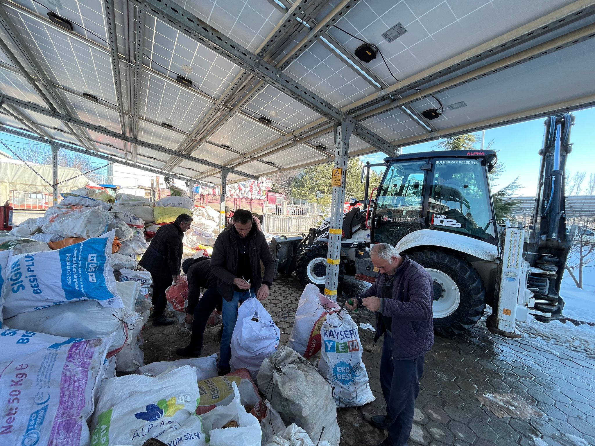 Tokat’tan deprem bölgesine yakacak ve yem yardımı