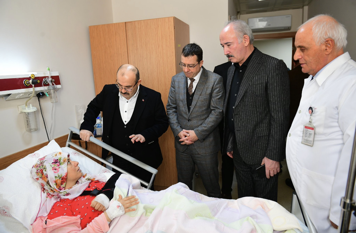 Trabzon Valisi Ustaoğlu çeşitli hastanelerde tedavi gören depremzedeleri ziyaret etti