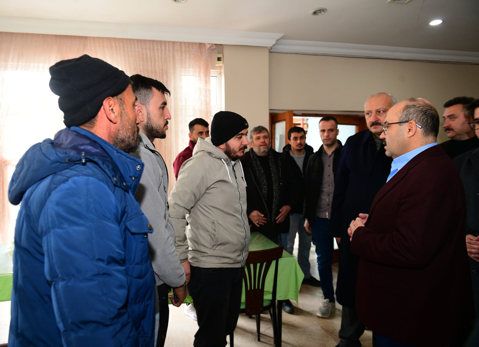 Trabzon Valisi Ustaoğlu kente gelen depremzedeleri ziyaret etti