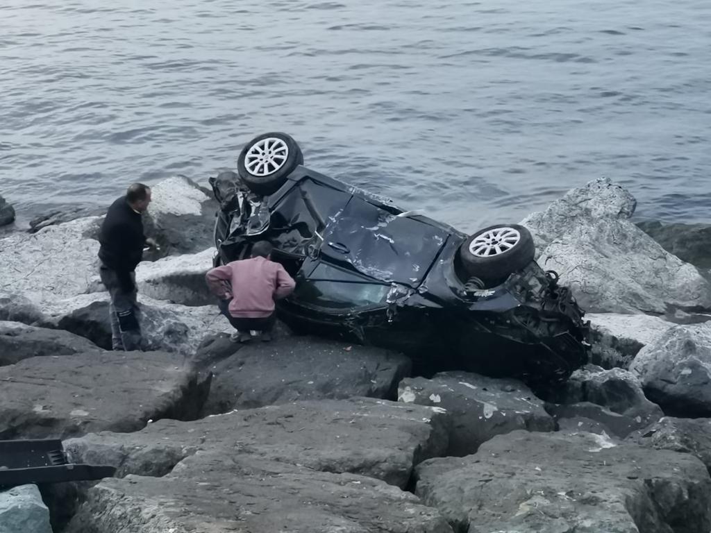Trabzon’da deniz kenarına yuvarlanan otomobilin sürücüsü yaralandı