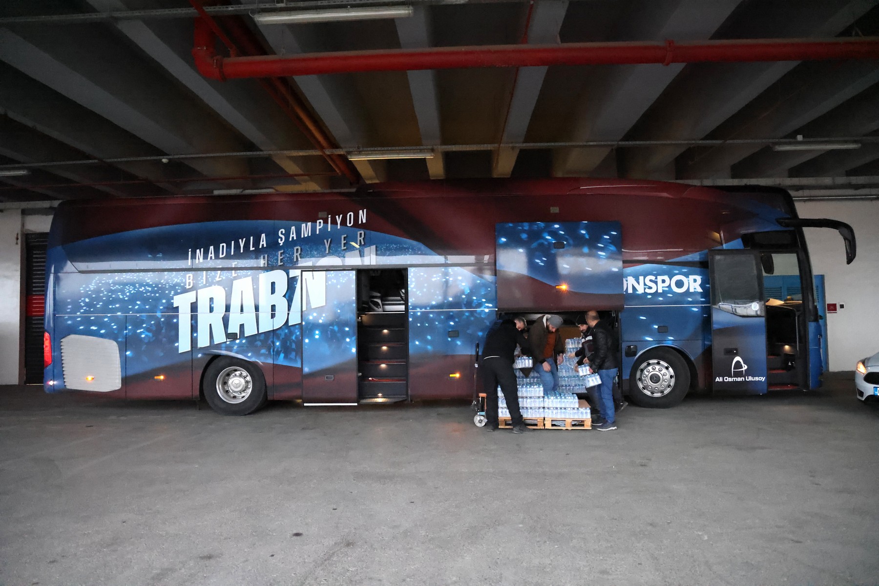 Trabzonspor, takım otobüsü ve üçüncü yardım tırını deprem bölgesine gönderdi