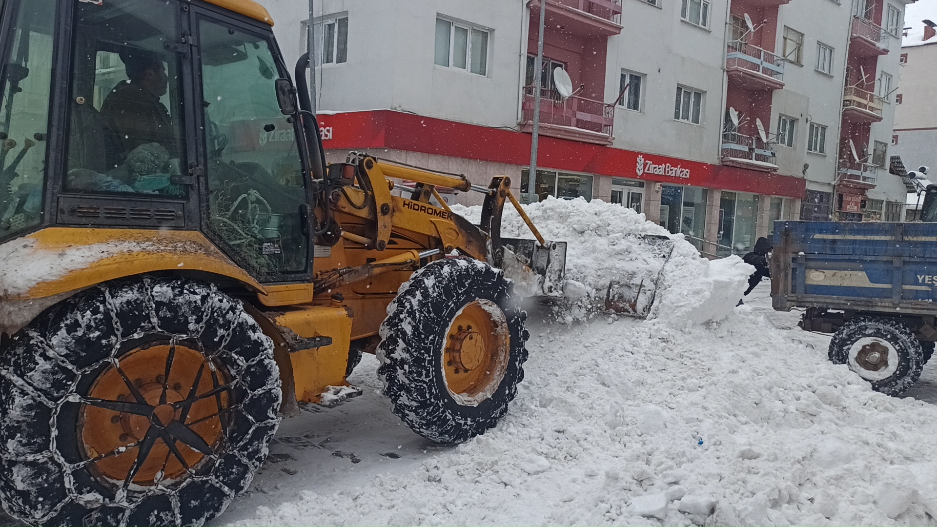 Yeşilyurt ilçesinde kar temizleme çalışması yapılıyor