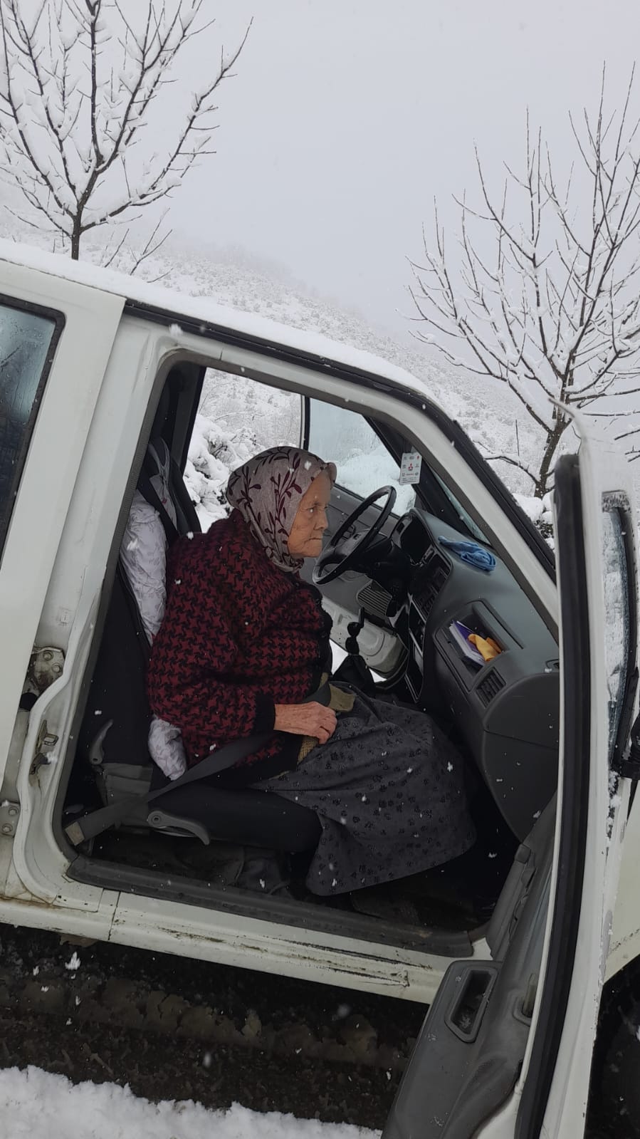 Zonguldak’ta karda mahsur kalan yaşlı kadın kurtarıldı