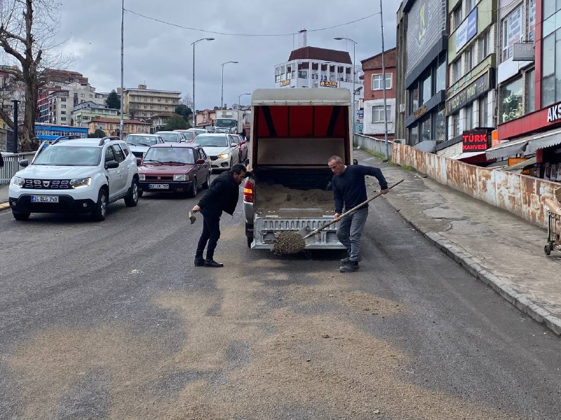 Zonguldak’ta yola dökülen mazot ulaşımı aksattı