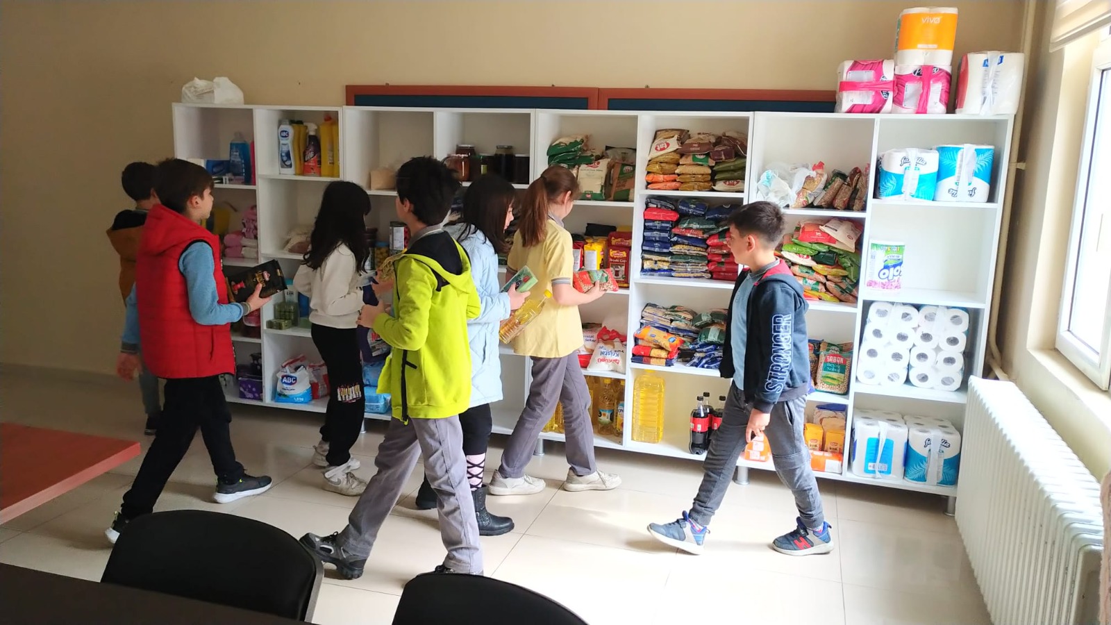 Amasya’da ilkokulda depremzede öğrenciler için “Sosyal Market” kuruldu