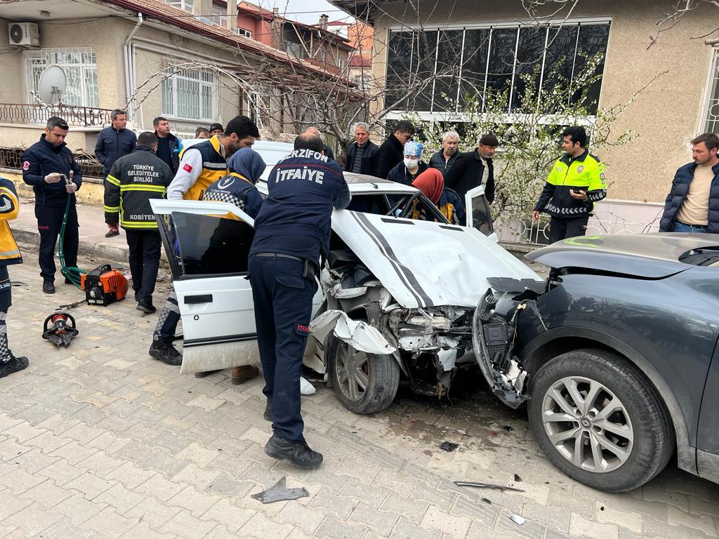 Amasya’da park halindeki araca çarpan otomobildeki 2 kişi yaralandı