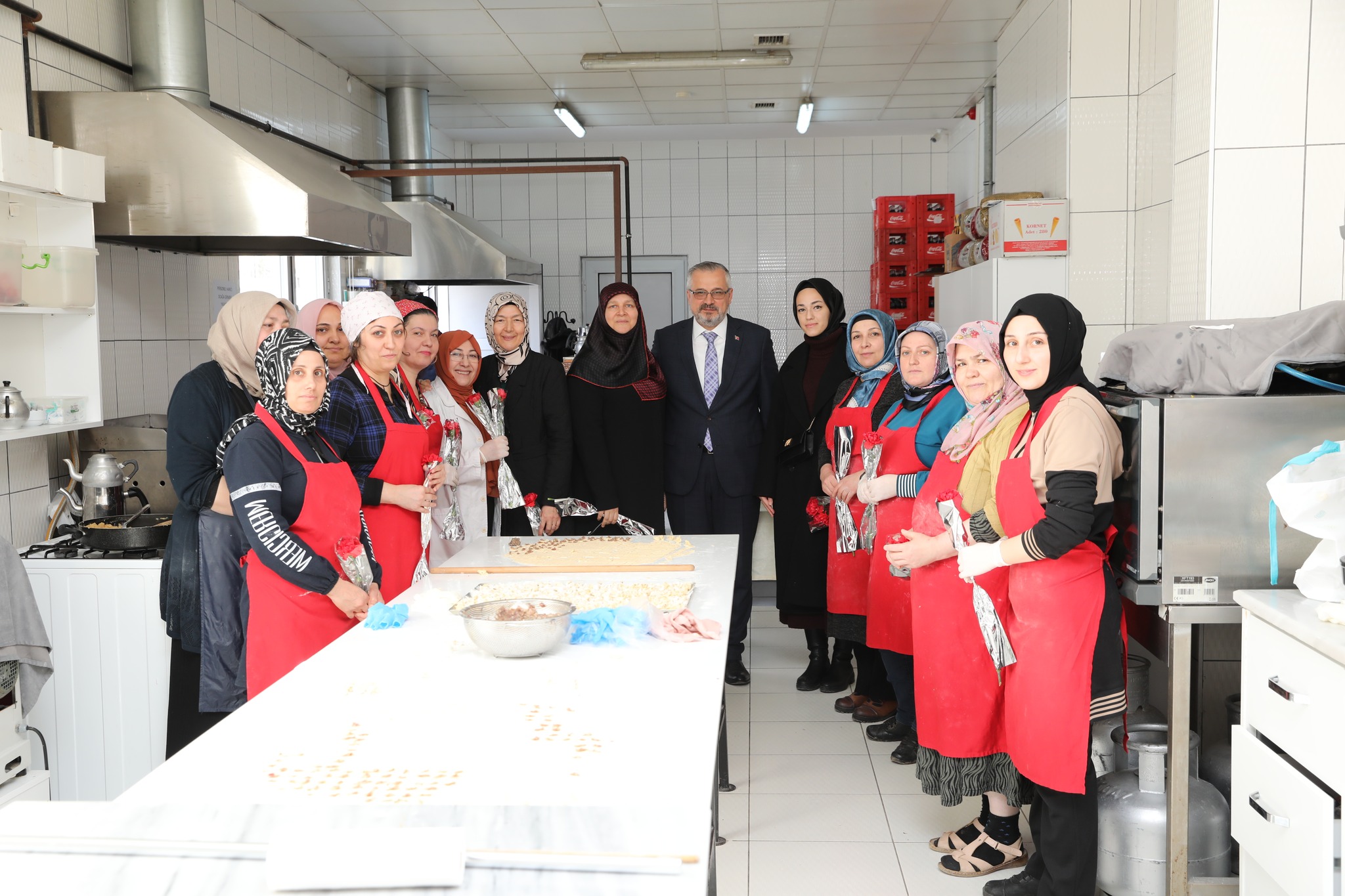 Bafra Belediye Başkanı Kılıç, kadın çalışanlara karanfil verdi