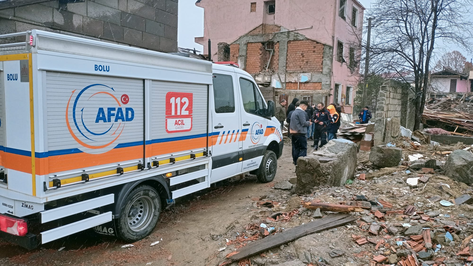 Bolu’da çöken ahşap evin altında kalan 2 kişi kurtarıldı