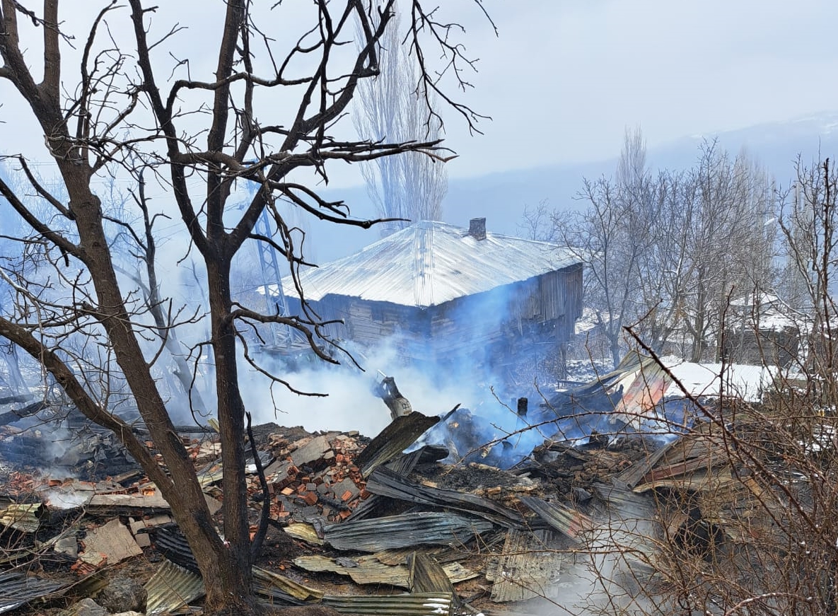 Çorum’da köyde çıkan yangında 3 ev ve samanlık yandı