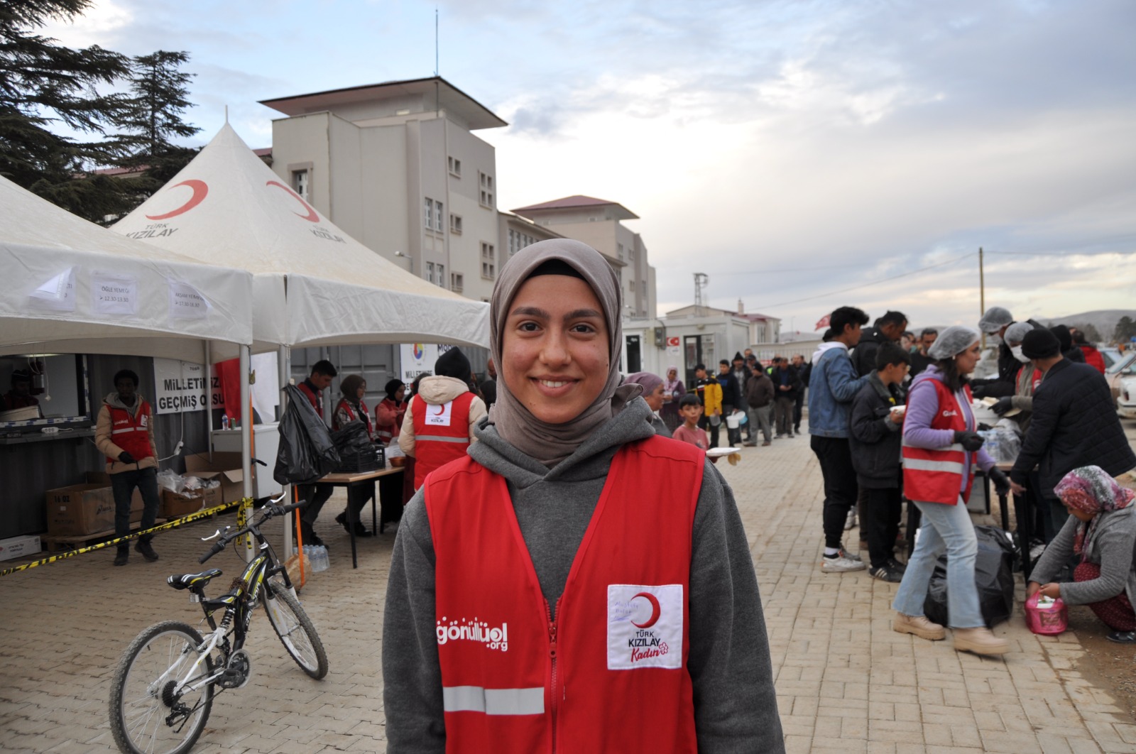 Depremzedelere yardım için Trabzon’dan Afşin’e gelen üniversiteli Aybüke gönüllü oldu