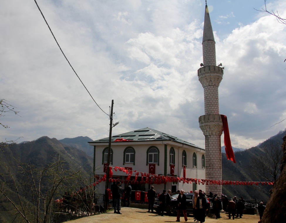 Güce’deki selde yıkılan caminin yerine inşa edilen Akpınar Köyü Camisi ibadete açıldı