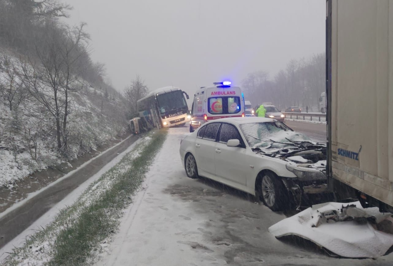 GÜNCELLEME – Samsun’da 13 aracın karıştığı kazada 13 kişi yaralandı