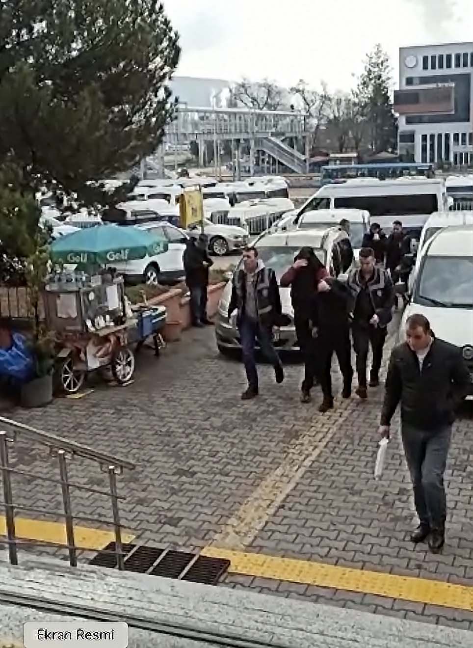 Karabük’te bir kadını kaçırdıkları ve darbettikleri iddiasıyla yakalanan 3 zanlı tutuklandı