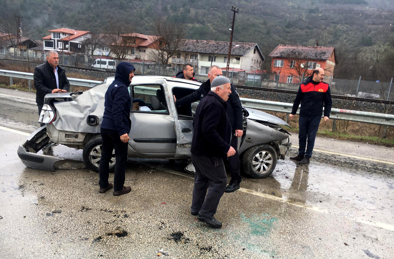 Karabük’te devrilen otomobildeki 1 kişi yaralandı