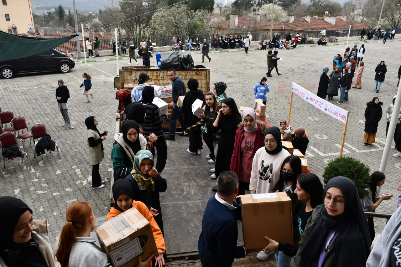 Karabük’te öğrencilerin depremzedeler için topladığı yardımlar Gaziantep’e gönderildi