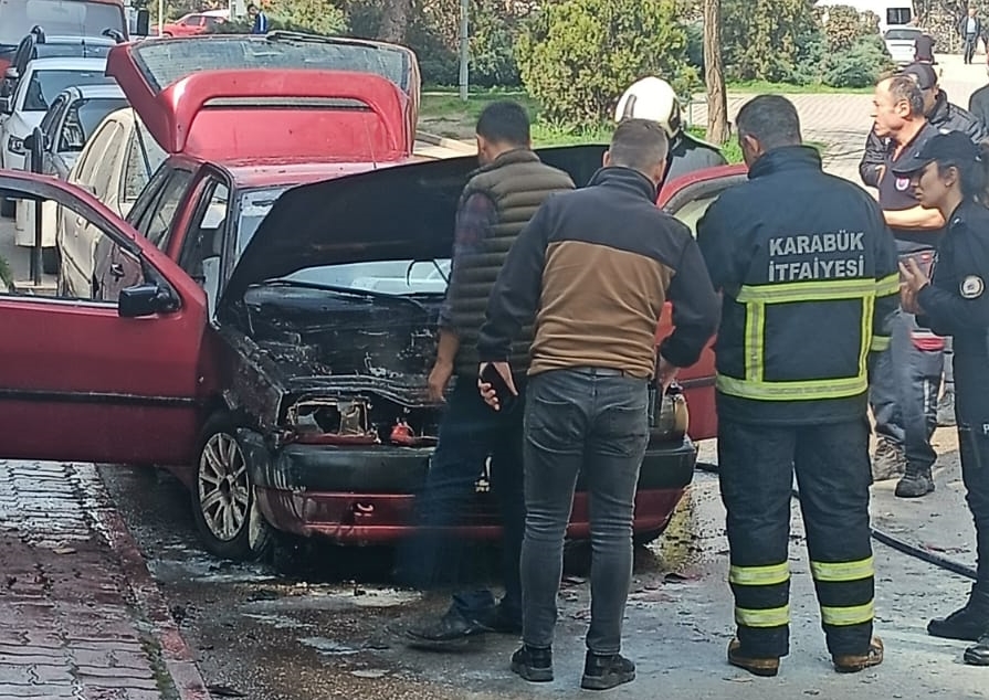 Karabük’te park halindeki otomobilde çıkan yangın söndürüldü