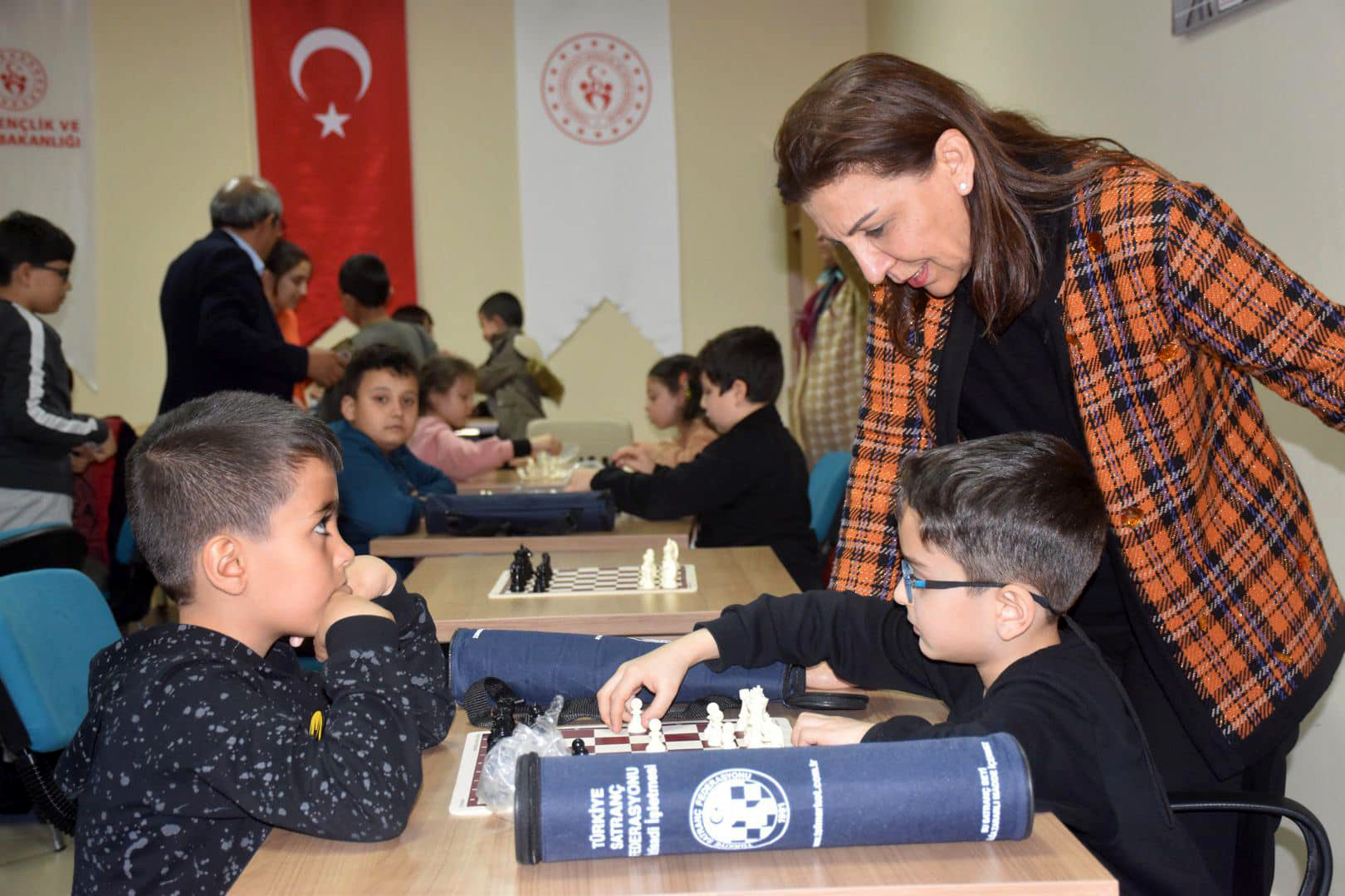 Karabük’teki depremzede çocuk ve gençlere satranç eğitimi veriliyor