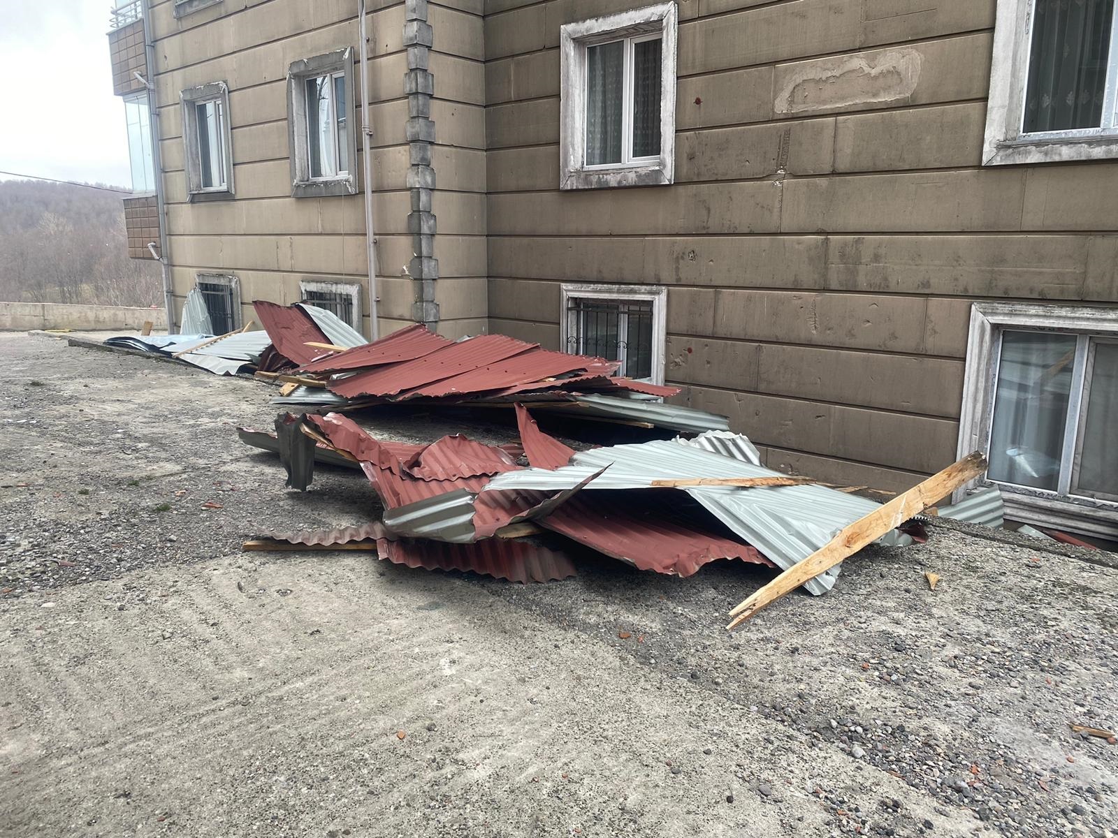 Ordu’da şiddetli rüzgar bazı evlerin çatılarında hasara yol açtı