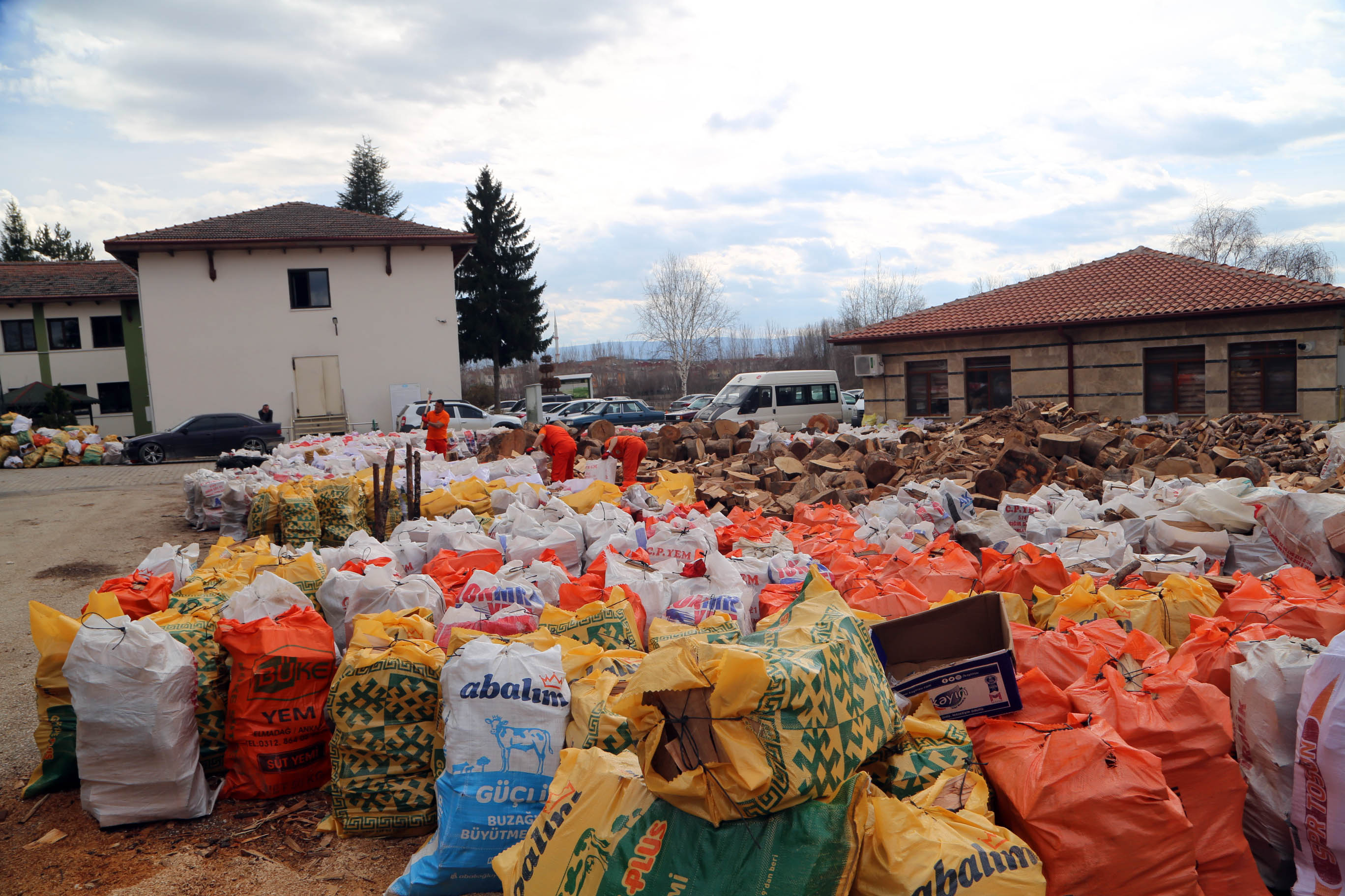 Ormancılar ve hayırseverler 3 bin ton yakacağı deprem bölgesine gönderdi