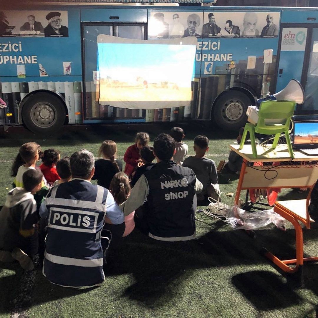 Polis ekiplerinden depremzede çocuklara sinema sürprizi