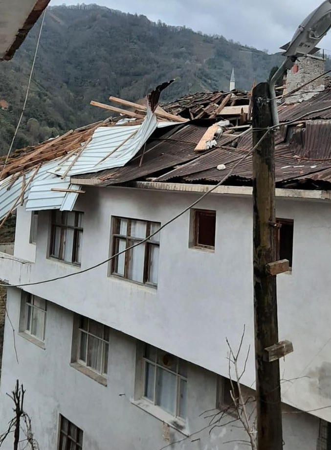 Rize’de fırtına çatıları uçurup araçlar, ağaçlar, duraklar ve tabelalara zarar verdi
