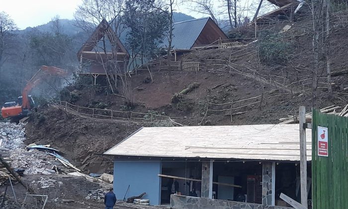 Rize’de inşaatı durdurulan ruhsatsız restoran ile 11 bungalov yıkıldı