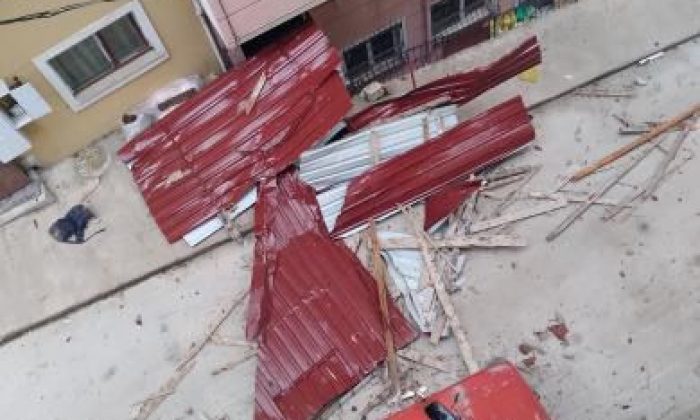 Rize’de kuvvetli rüzgar nedeniyle bazı ev ve iş yerlerinin çatısı uçtu