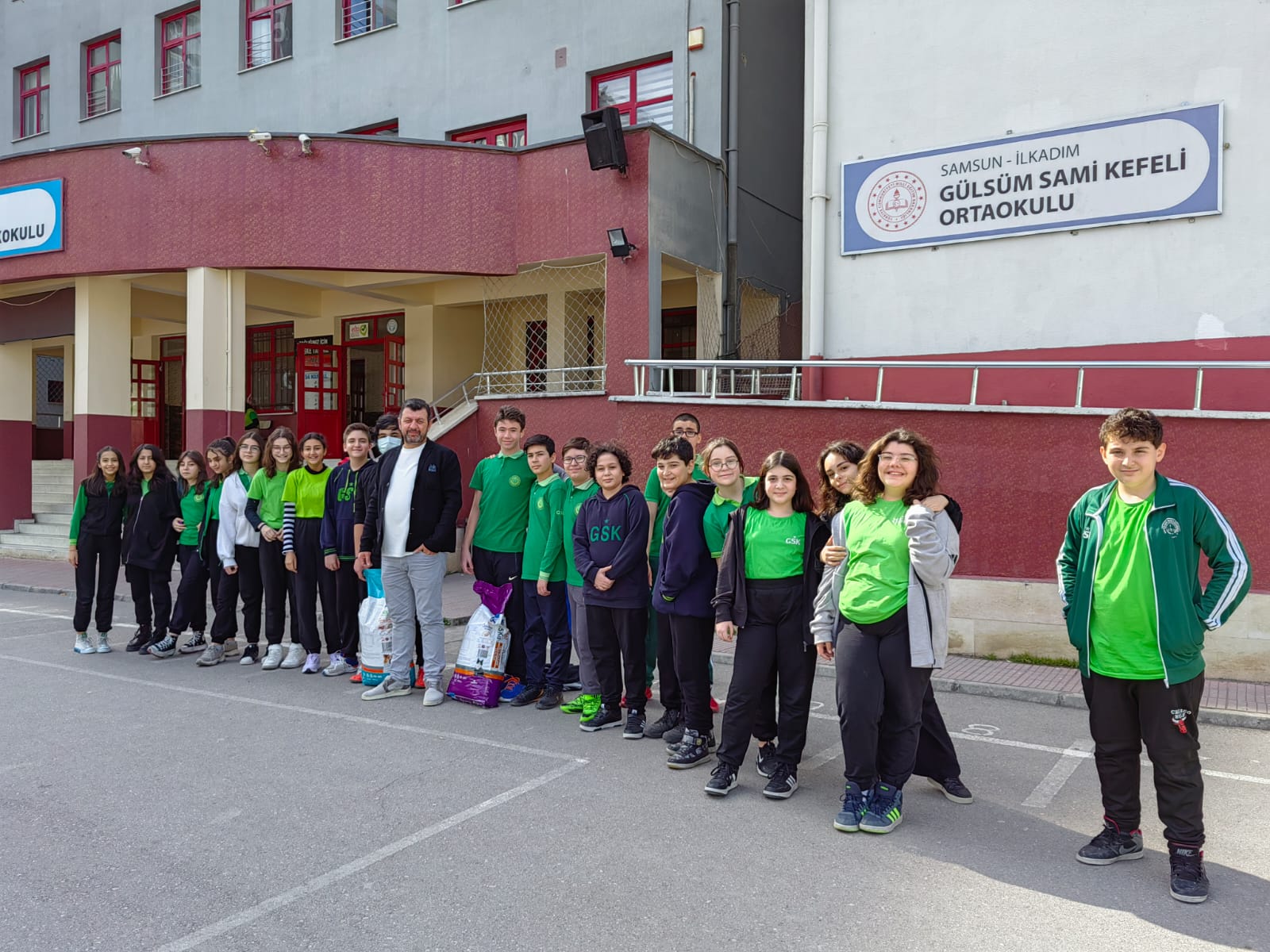 Samsun’da ortaokul öğrencileri deprem bölgesindeki sahipsiz hayvanları unutmadı