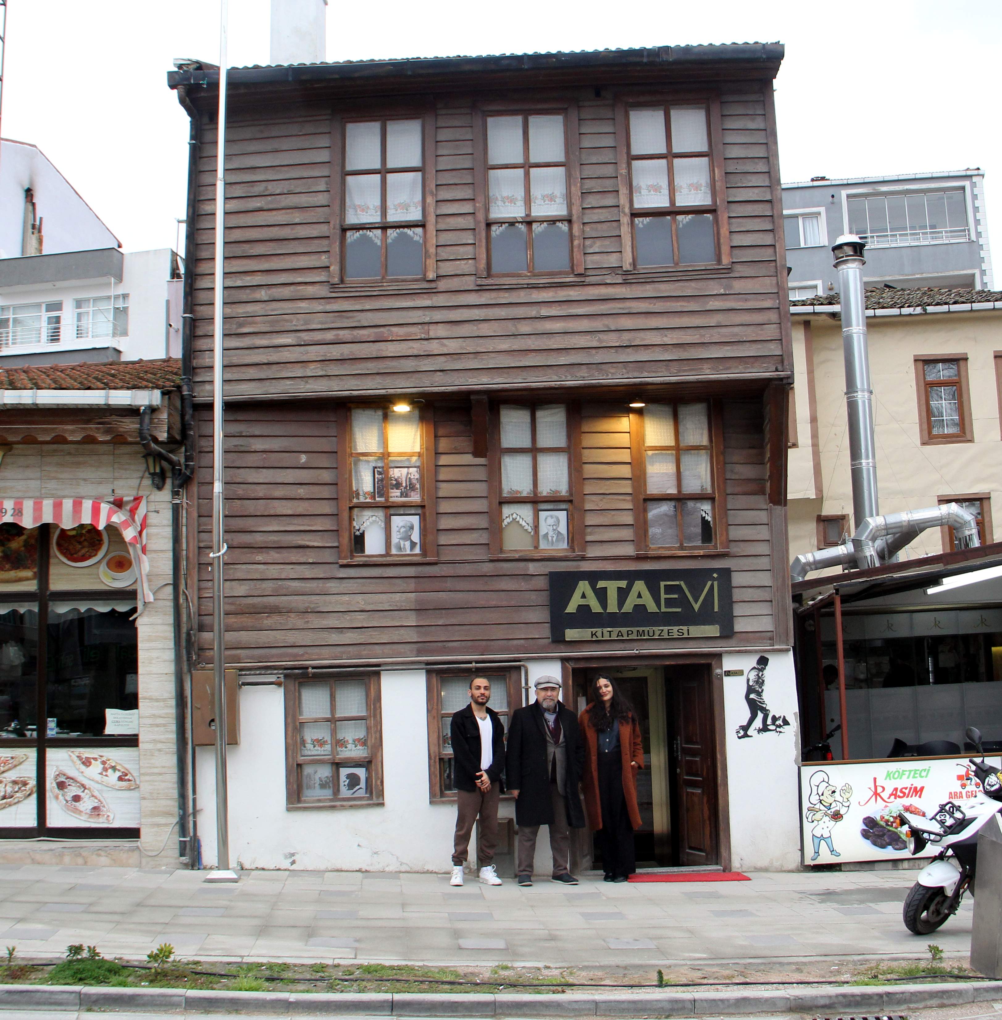 Sinop’ta Ataevi Kitap Müzesi ilgili görüyor