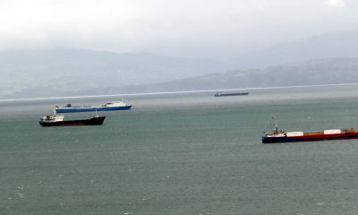 Sinop’ta fırtına nedeniyle yük gemileri doğal limana sığındı