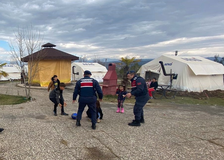 Sinop’tan deprem bölgesine giden Mehmetçik çocuklarla maç yaptı