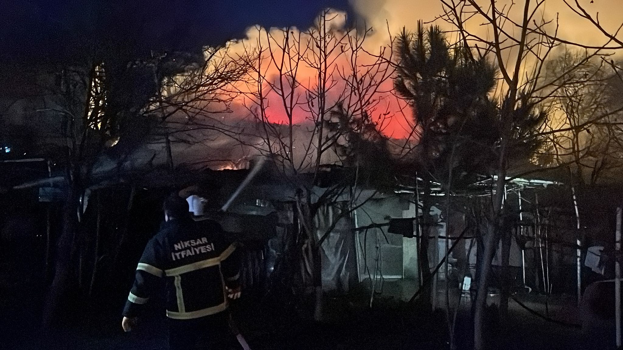 Tokat’ta itfaiye ekipleri yangında 4 kuzuyu kurtardı