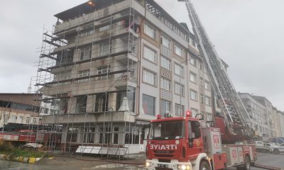 Trabzon’da apartmanın çatı katında çıkan yangında hasar oluştu