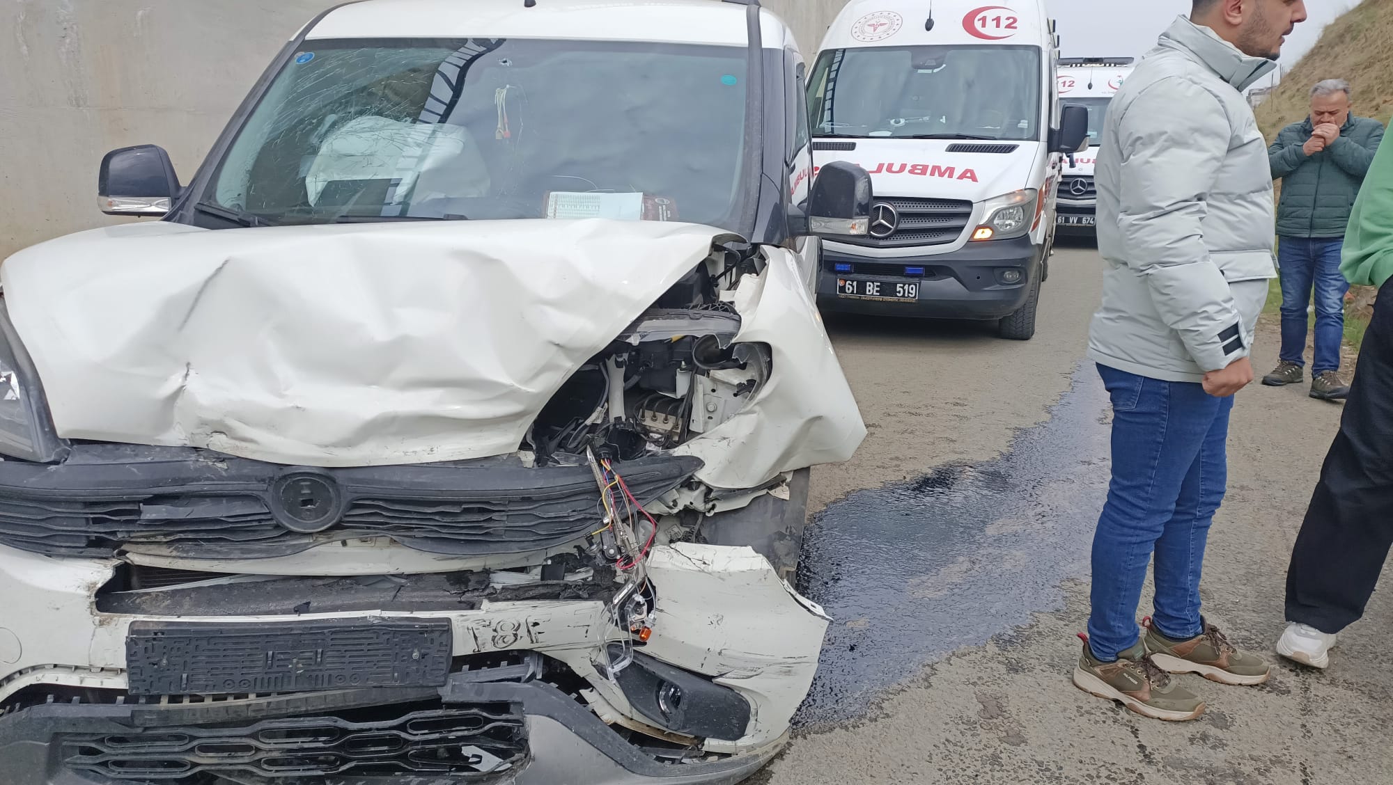 Trabzon’da otomobil ile hafif ticari araç çarpıştı, 2 kişi yaralandı