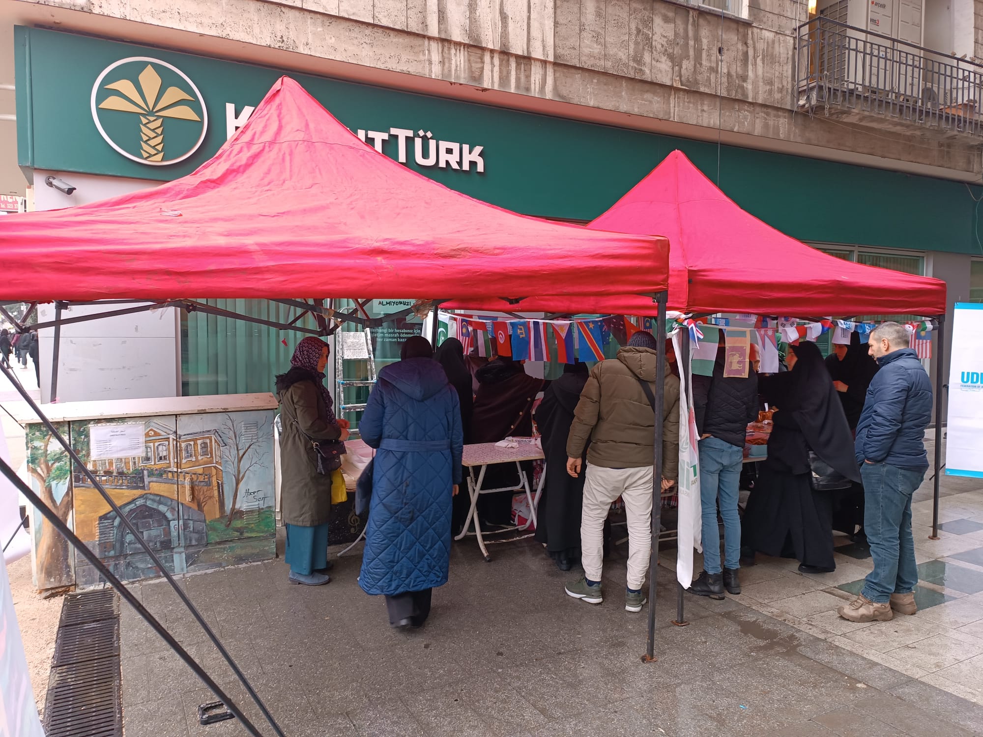 Trabzon’daki yabancı öğrenciler depremzedeler için kermes düzenledi