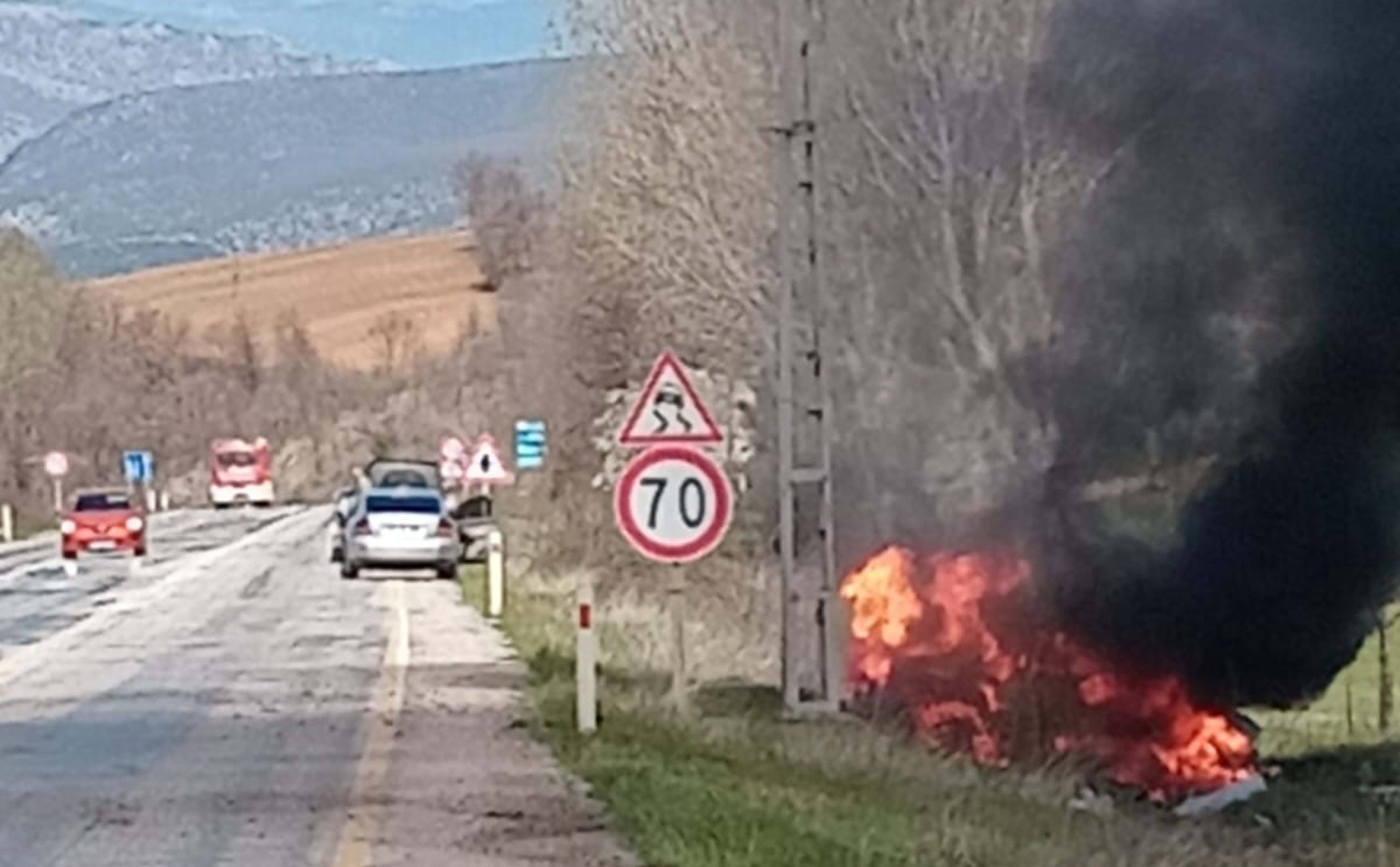 Vezirköprü’de devrilen otomobilin sürücüsü yaralandı, araç yandı