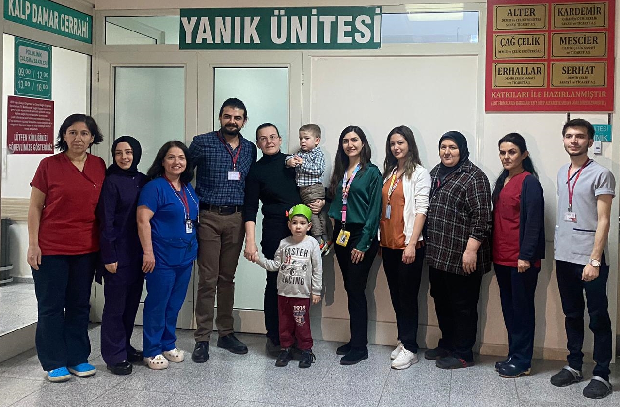 Yanık nedeniyle elini hareket ettiremeyen 3 yaşındaki Mehmet Akif, sağlığına kavuştu