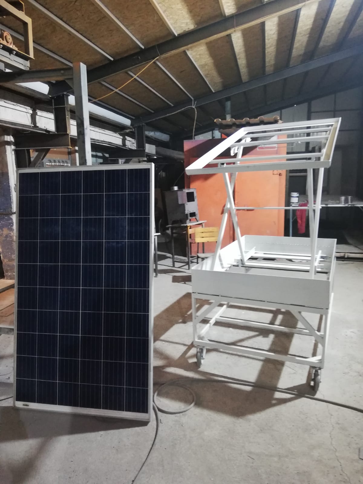 Zonguldak’ta liseliler, depremzedeler için güneş enerjisiyle çalışan aydınlatma cihazı ve bank üretti
