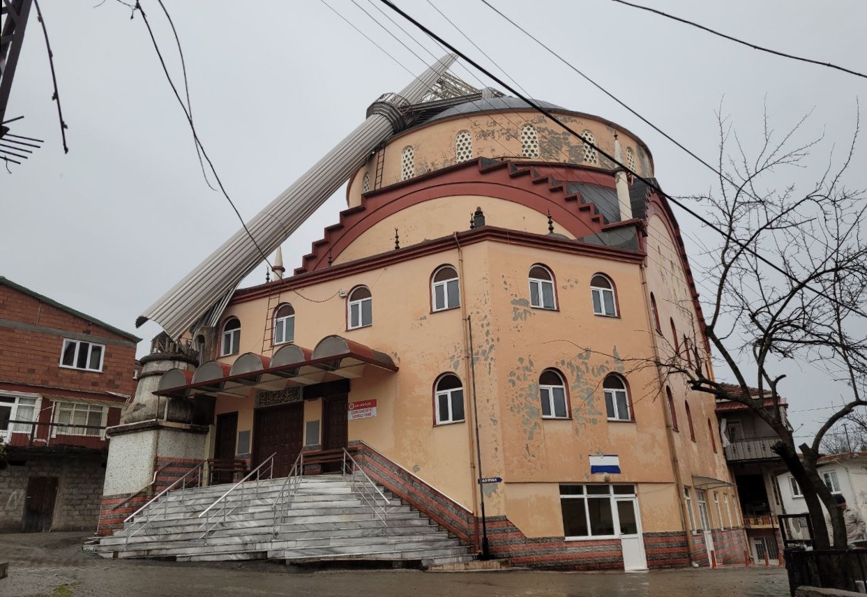 Zonguldak’ta şiddetli rüzgar nedeniyle köy camisinin minaresi devrildi
