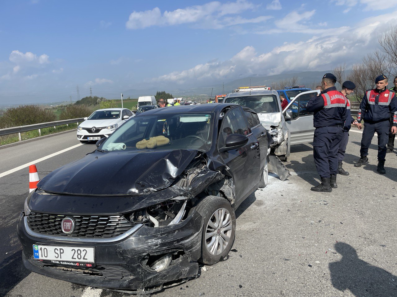 Anadolu Otoyolu’nda 5 aracın karıştığı zincirleme kazada 6 kişi yaralandı