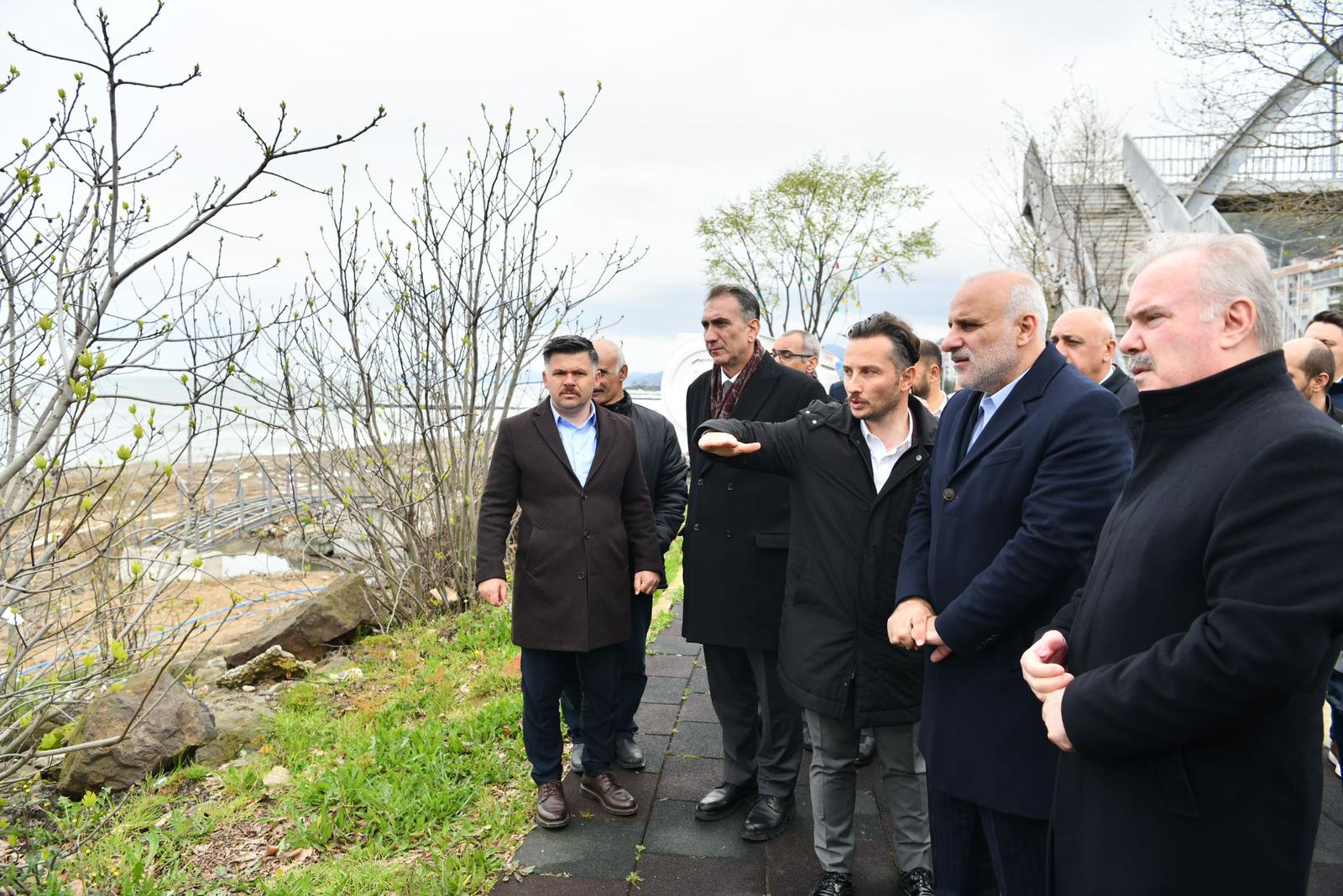 Başkan Zorluoğlu, Sürmene’deki Kuzey Sahili Plajında incelemelerde bulundu