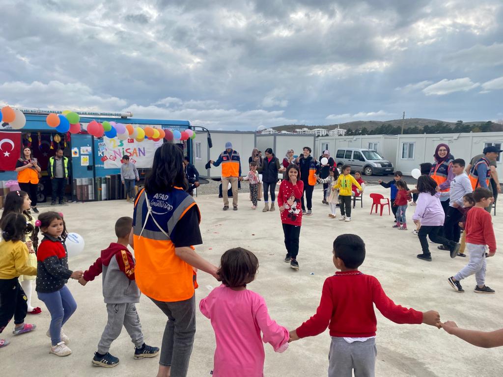 Çorum’un AFAD gönüllülerinden Afşin’deki depremzede çocuklara bayram ziyareti