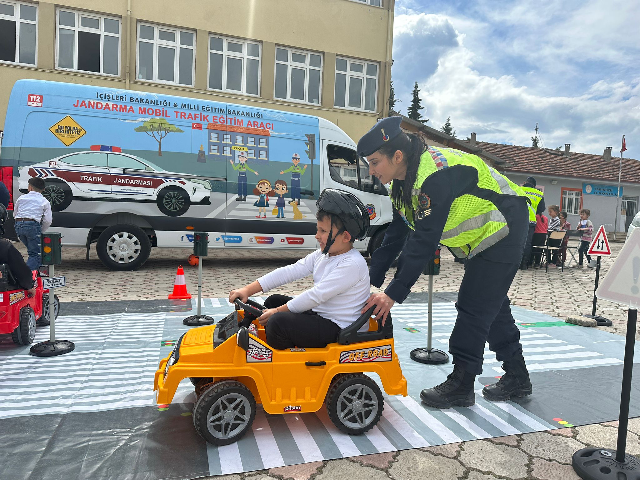 Jandarma kırsaldaki öğrencilere trafik eğitimi verdi